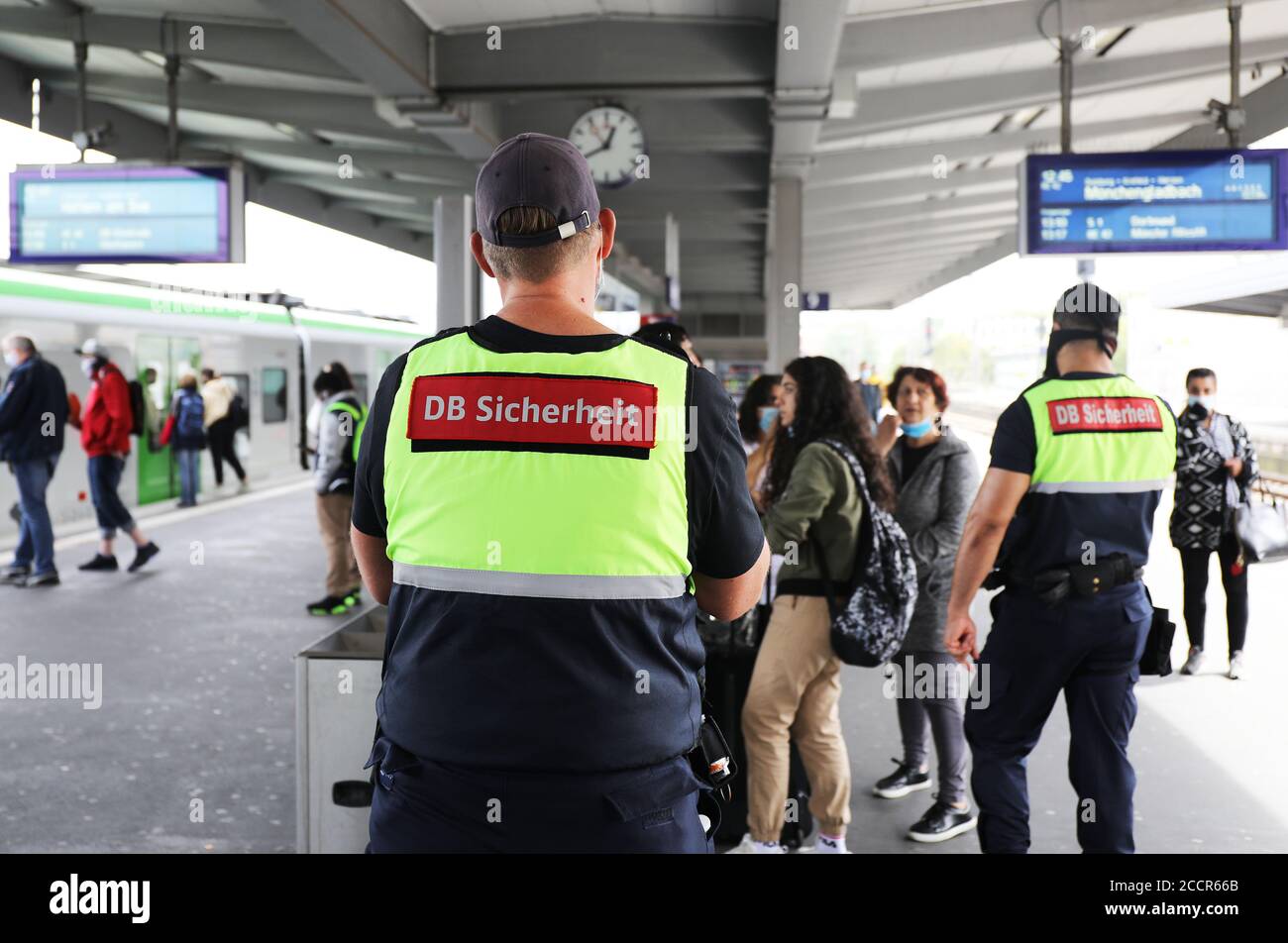 Essen, Deutschland. August 2020. Mitarbeiter des Bahnsicherheitsdienstes überprüfen die Zwangsmasken am Hauptbahnhof. Bahnbetreiber, Ordnungsämter und die Bundespolizei haben in Regionalzügen, Bahnhöfen und S-Bahnen Vorrangkontrollen auf Zwangsmasken durchgeführt. Quelle: Oliver Berg/dpa/Alamy Live News Stockfoto