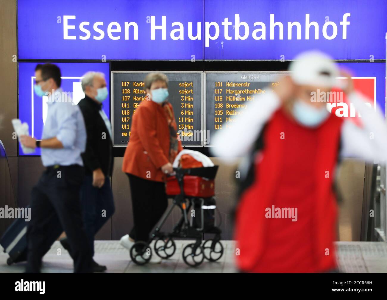 Essen, Deutschland. August 2020. Maskierte Passagiere gehen zum Bahnsteig am Hauptbahnhof. Bahnbetreiber, Ordnungsämter und die Bundespolizei haben Vorrangkontrollen in Regionalzügen, Bahnhöfen und S-Bahnen durchgeführt, um Masken obligatorisch zu machen. Quelle: Oliver Berg/dpa/Alamy Live News Stockfoto