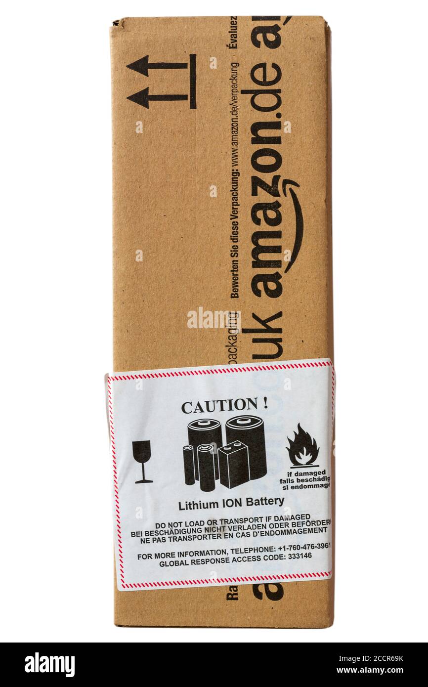 Achtung Lithium-IONEN-Batterie nicht laden oder transportieren, wenn Beschädigter Aufkleber auf Paket von Amazon isoliert auf weiß Hintergrund Stockfoto