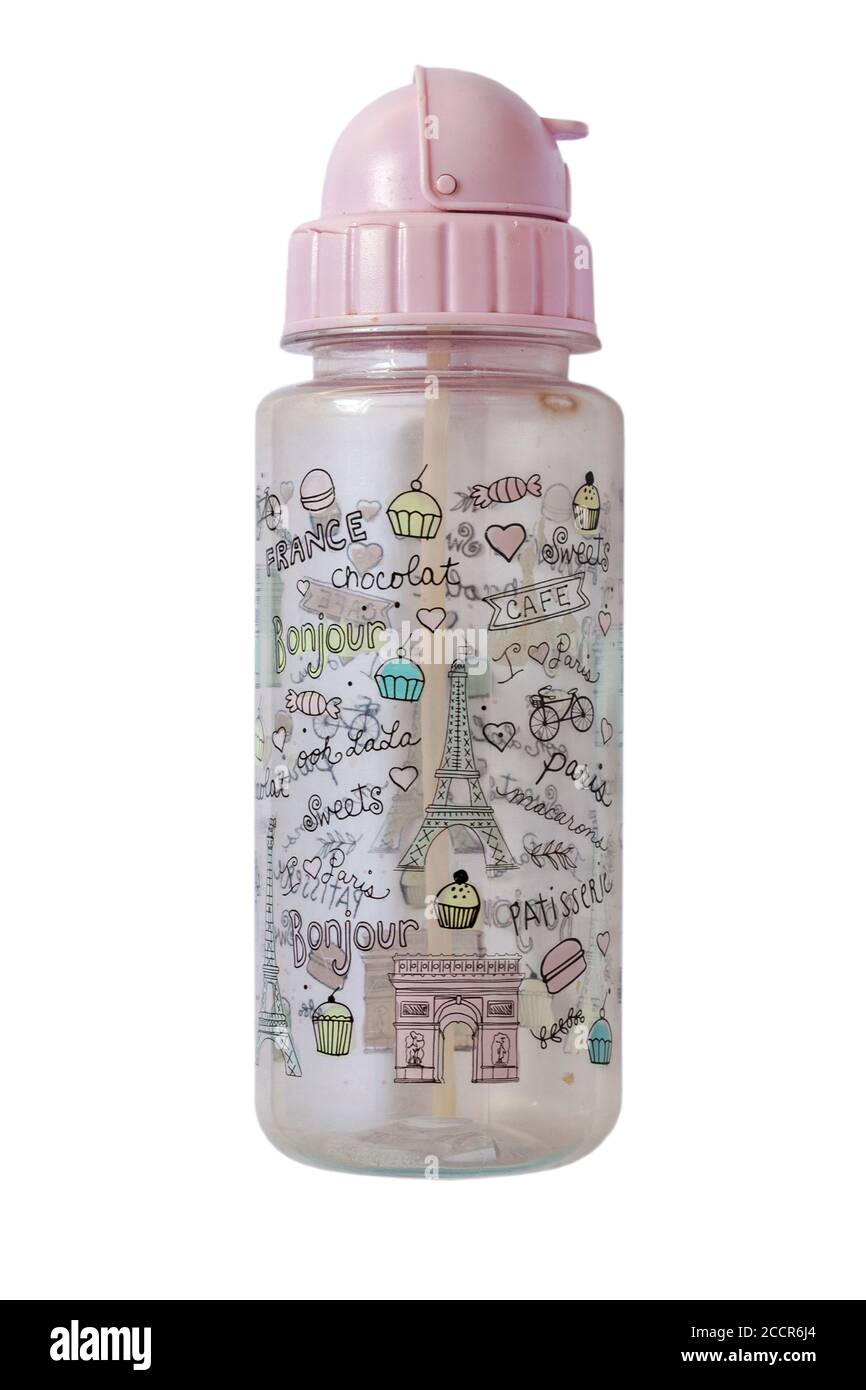 Dreckiger gebrauchter BPA-freier Flaschenbecher mit Paris-Frankreich-Dekorationen Für Kleinkinder Kind Kind isoliert auf weißem Hintergrund Stockfoto