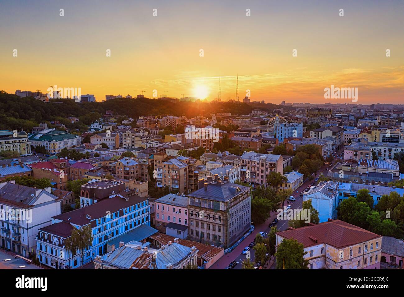 Sonnenuntergang über der Altstadt von Kiew - Podil, Dächer Blick auf alte Häuser vor der Kulisse des Sonnenuntergangs am Wochenende. Lufttrohnenaufnahme. Stockfoto