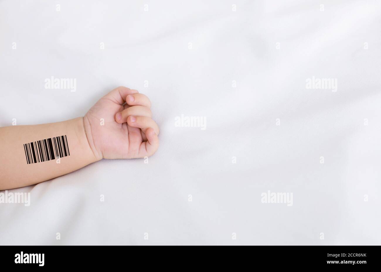 Gentechnik und Klonen. Neugeborenes Baby mit Barcode auf weißem Blatt, Nahaufnahme. Collage mit Kopierbereich Stockfoto