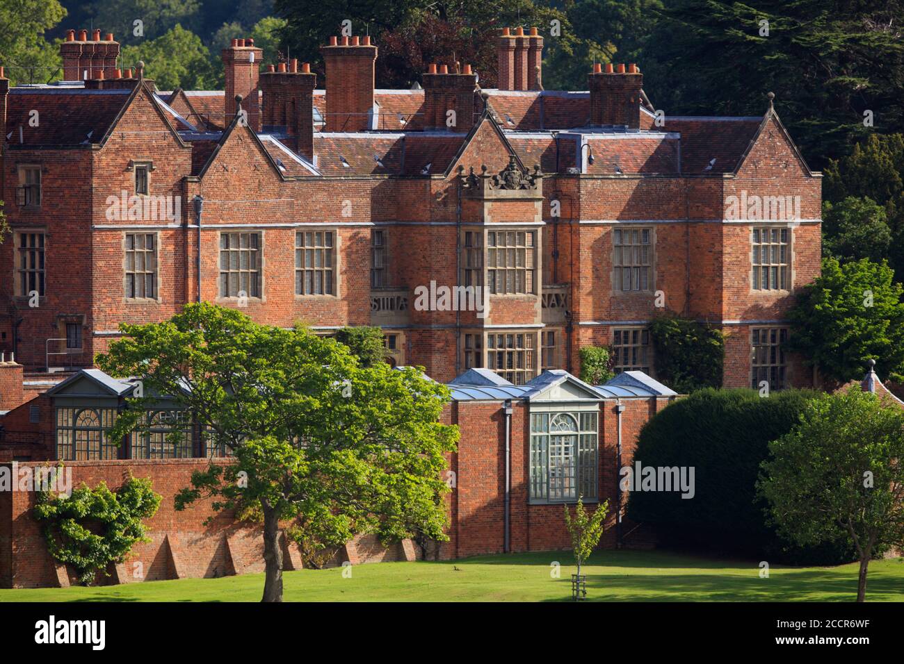 Chequers ist ein gemauertes Herrenhaus aus Ziegeln aus der Mitte des 16. Jahrhunderts inmitten der Chiltern Hills in Buckinghamshire. Im Jahr 1921 wurde das Anwesen der Nation b geschenkt Stockfoto