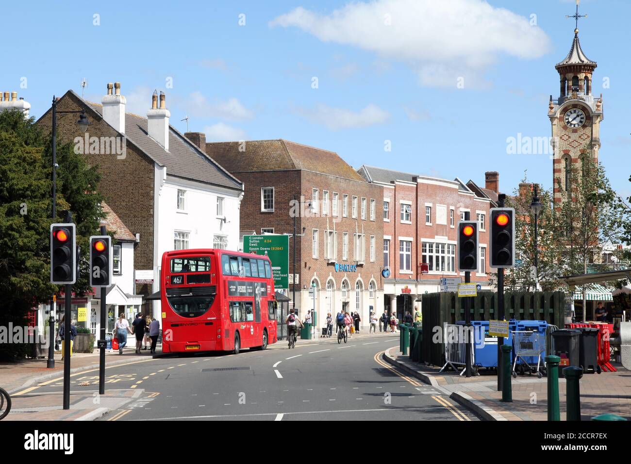 Blick nach Osten auf Epsom High Street, Epsom, Surrey, England, Großbritannien, August 2020 Stockfoto