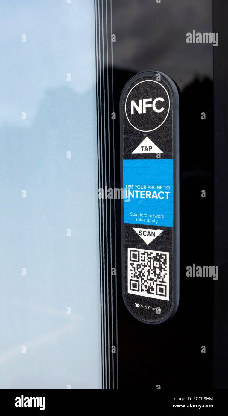 NFC QR-Code auf einem Clear Channel Bus Shelter Werbeschild, Großbritannien Stockfoto
