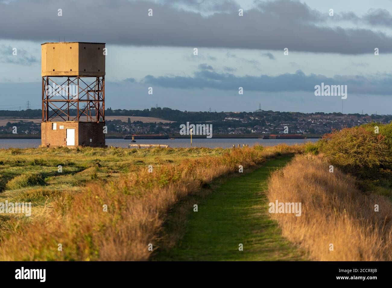 Radarturm in der Kriegszeit in Coalhouse Fort, East Tilbury, Thurrock, Essex, Großbritannien, am öffentlichen Fußweg 146. Verkleidet als Wasserturm. Anflüge nach London Stockfoto