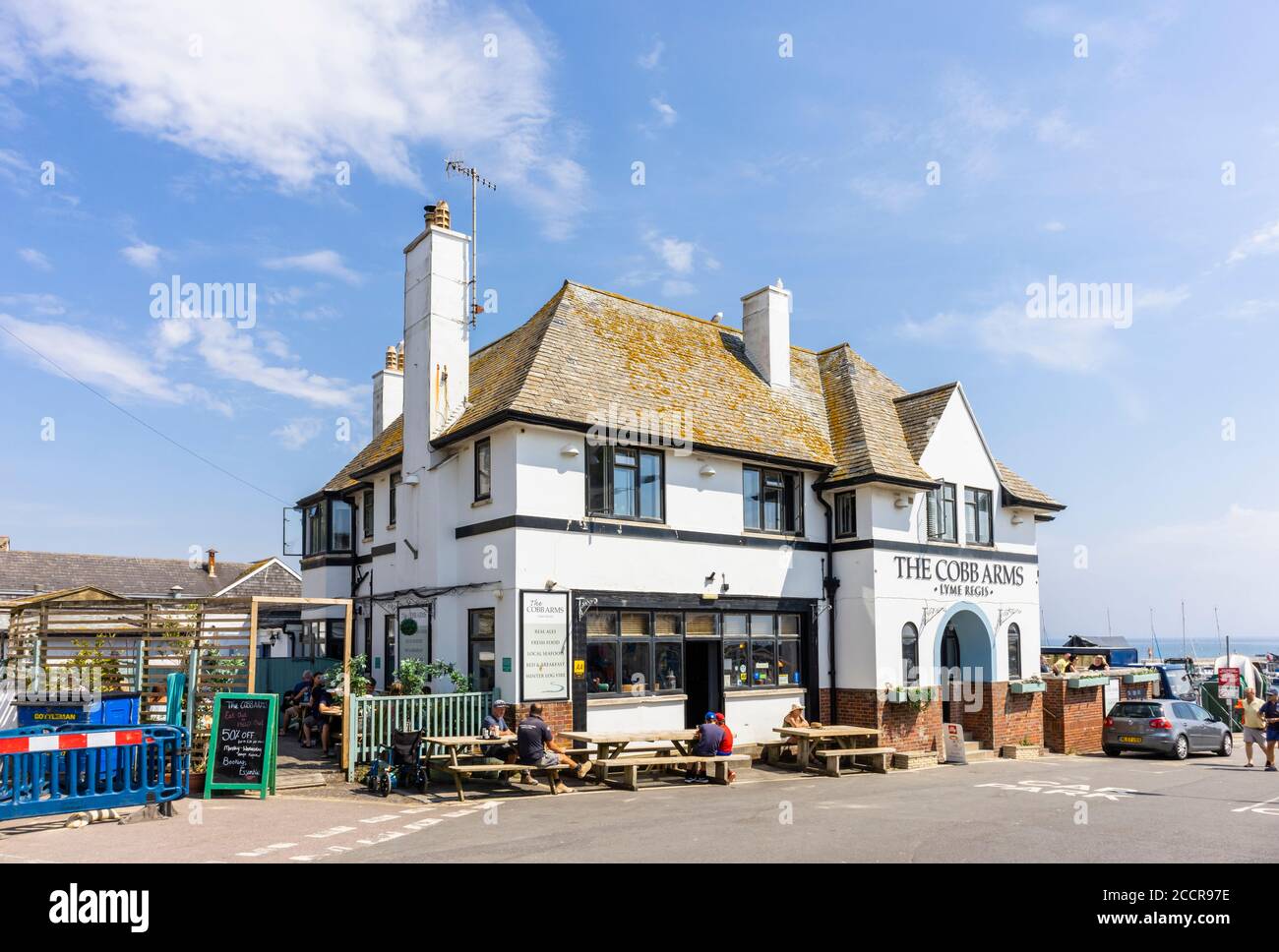 The Cobb Arms Pub by the Cobb at Lyme Regis, ein beliebter Badeort an der Jurassic Coast in Dorset, Südwestengland Stockfoto