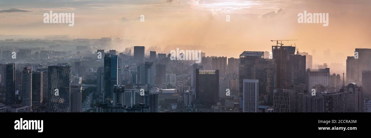 Chengdu, Provinz Sichuan, China - 19. Aug 2020 : Chengdu hintergrundbeleuchtetes Panorama-Panorama mit Wolken auf der Stadt Stockfoto
