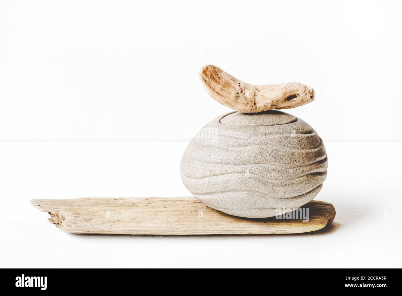 Handgefertigte Keramik im Stil von Wabi Sabi. Stockfoto