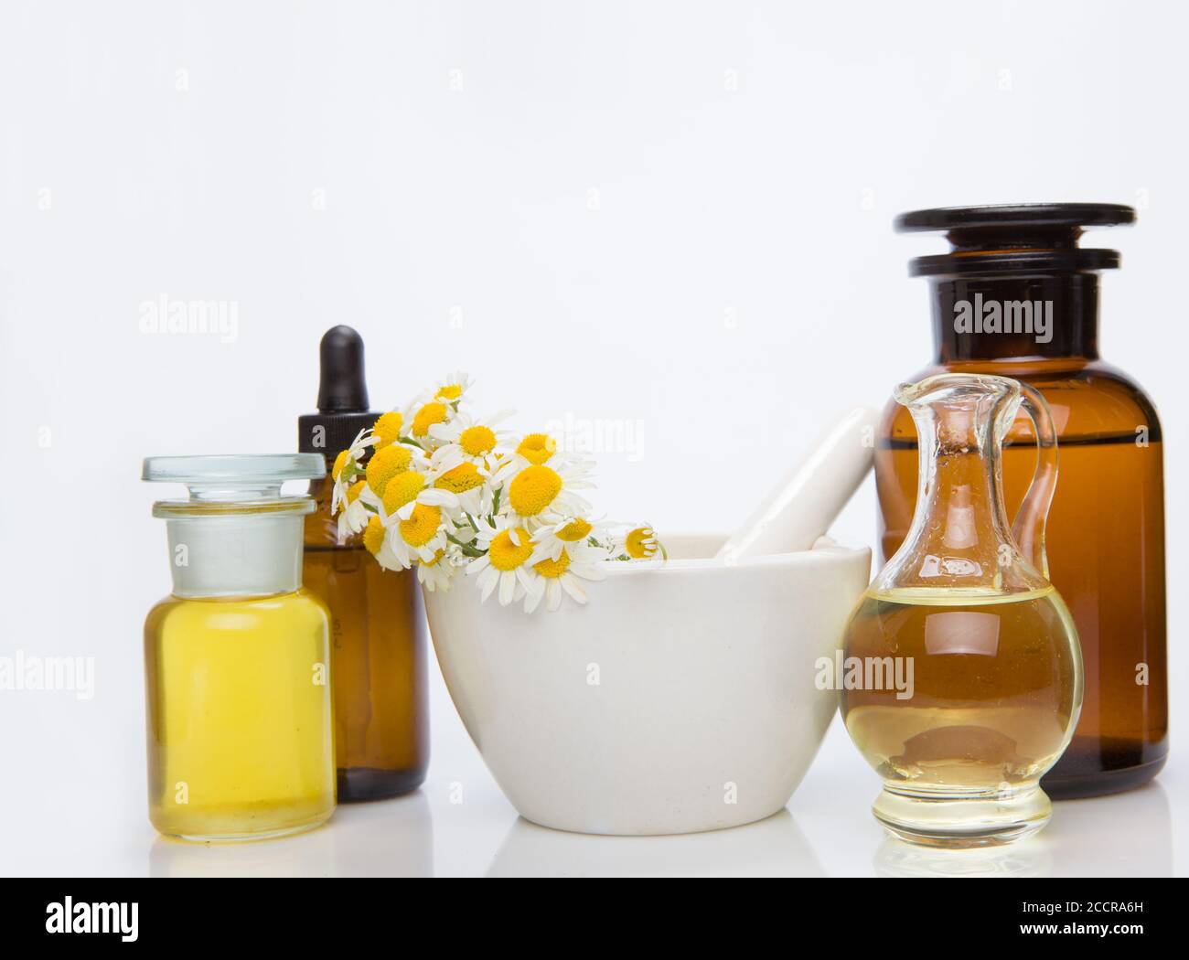 Zusammensetzung der natürlichen Alternativmedizin mit Flaschensessenz und Pflanzen. Stockfoto