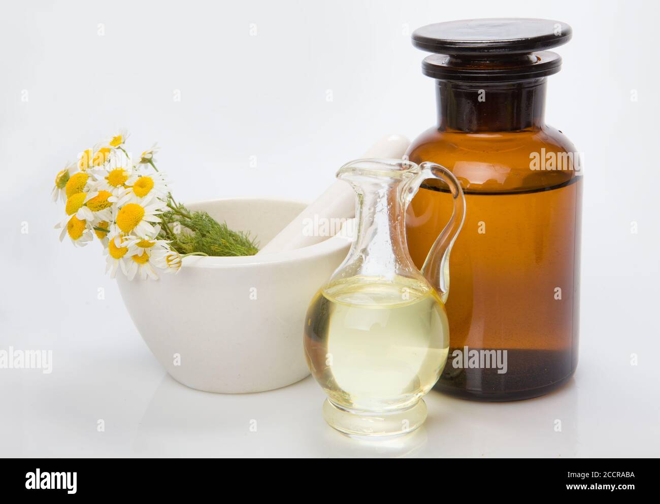 Wissenschaftler, die alternative Medizin Kraut, Mörser, Laborglas, Pflanze in Rohr, Blume, auf weißem Hintergrund. Stockfoto