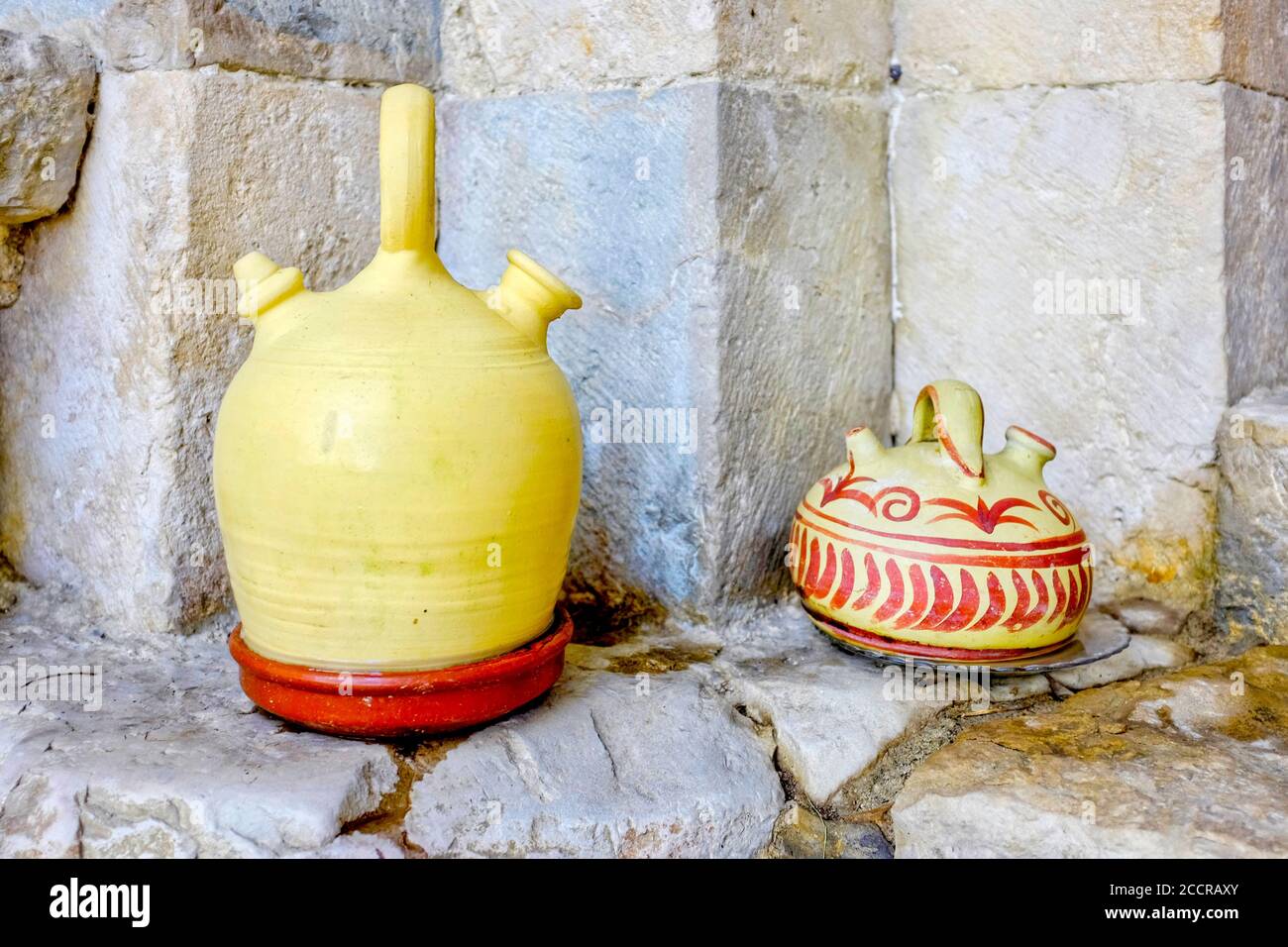 Botijo, ein traditioneller poröser spanischer Tonbehälter, der für die Wasseraufsaugen entwickelt wurde. Stockfoto