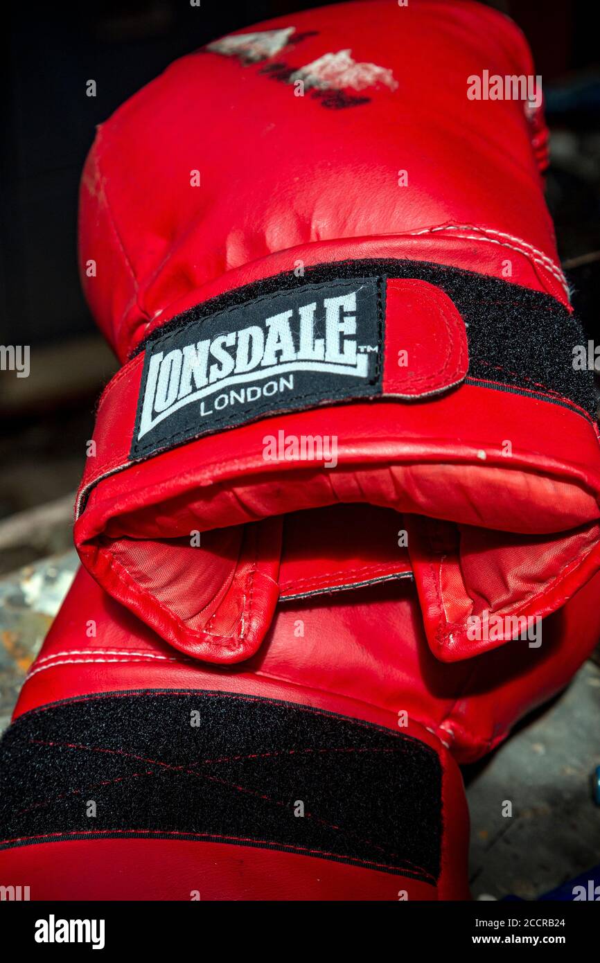 Lonsdale of London Boxhandschuhe nicht mehr verwendet und jetzt im Gartenschuppen aufgegeben. Stockfoto
