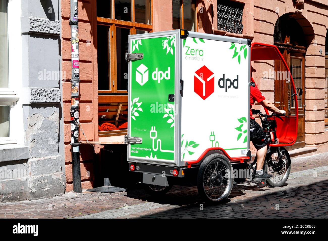 Heidelberg/Bayern, 24. Juni 2020: DPD Zero Germany, innerstädtische  Elektrolieferung Cargo-Bike für Paketlieferungen frei von lokalen  Emissionen Stockfotografie - Alamy