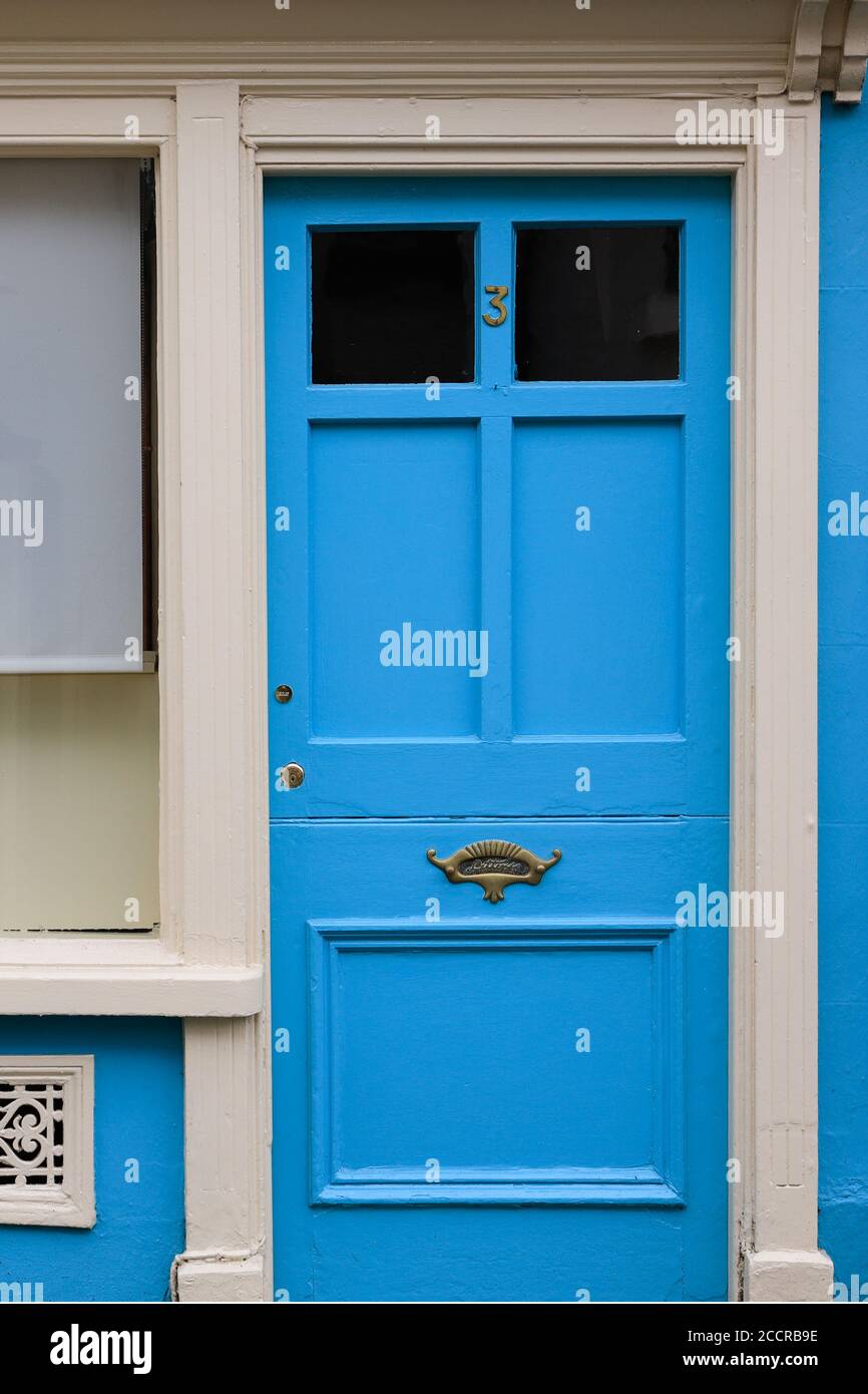 Blaue Tür und Gebäude in Lostwithiel Cornwall Stockfoto