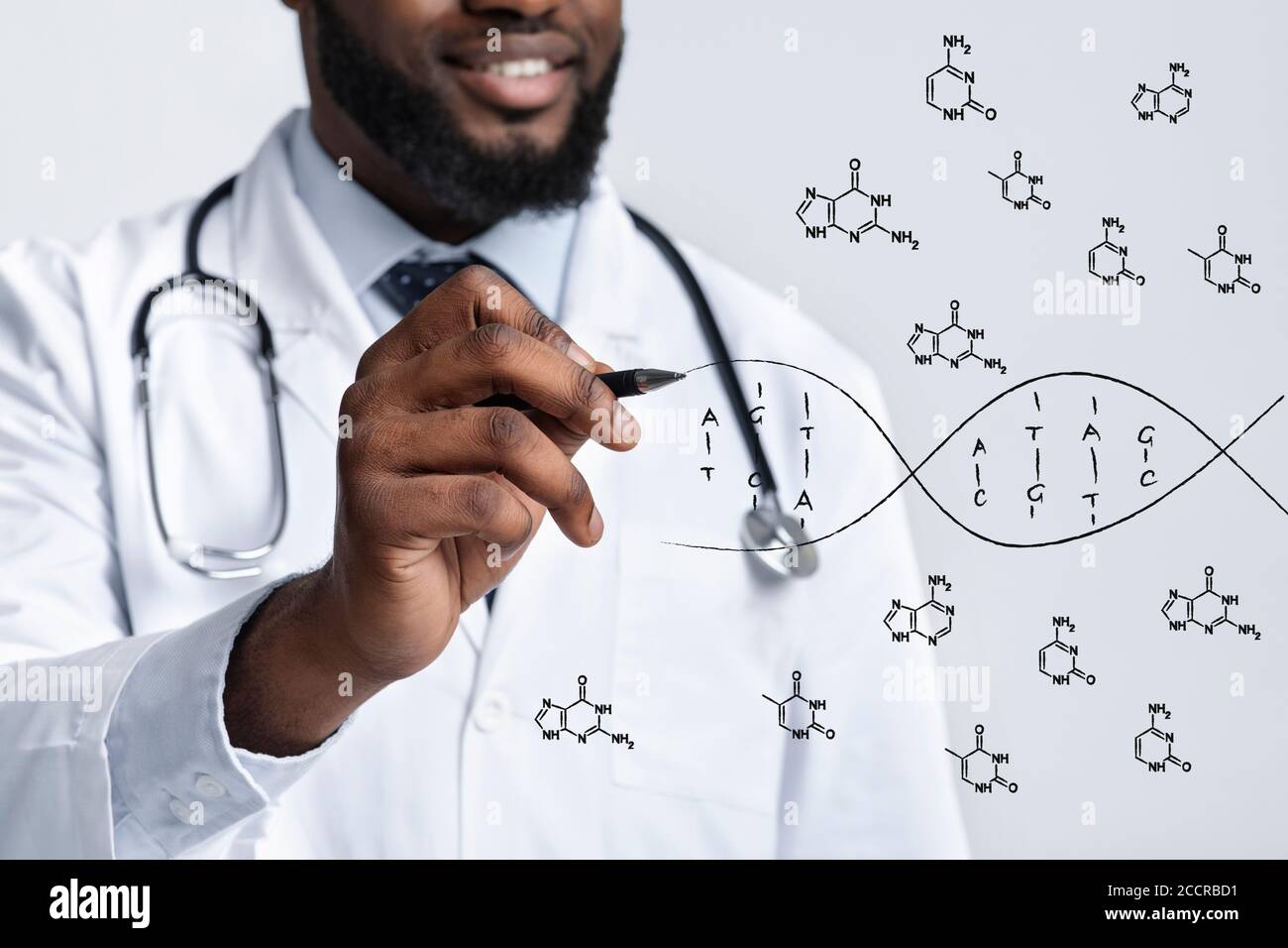 Entschlüsselung des menschlichen Genoms. Schwarzer männlicher Arzt zeichnet DNA-Molekül auf virtuellem Bildschirm, Collage Stockfoto Entschlüsselung des menschlichen Genoms. Schwarzer männlicher Arzt zeichnet DNA-Molekül auf virtuellem Bildschirm, Collage Stockfoto