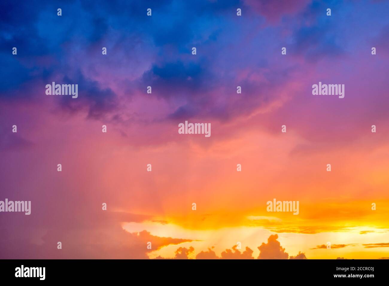 Bunte Himmel bei Sonnenaufgang Stockfoto