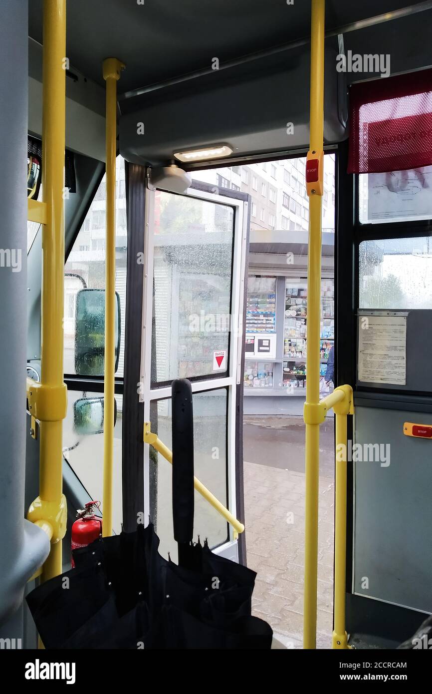Offene Tür des öffentlichen Busses, Innenansicht Stockfoto