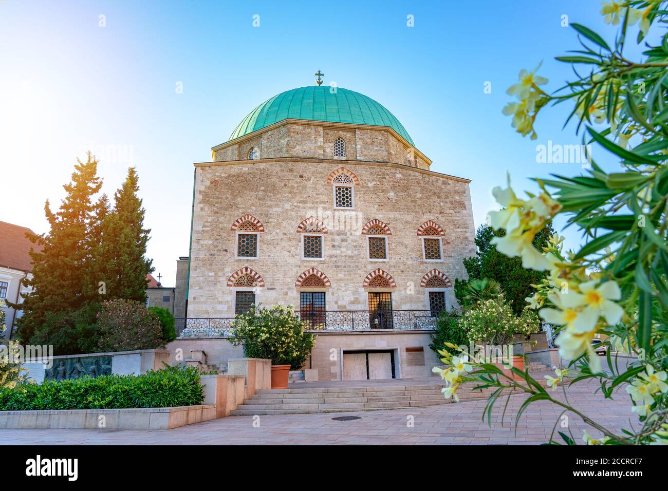 Dzsami Moschee auf dem Hauptplatz in Pecs Ungarn mit Blumen Stockfoto