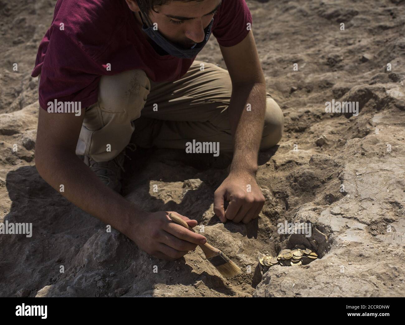 Zentralisraelisch, Israel. August 2020. Am Dienstag, den 18. August 2020, wurde an einer archäologischen Stätte in Zentralisraelien ein Hort von 423 Goldmünzen aus der Abbasiden-Dynastie entdeckt. Die Ausgrabung wird von der Israeli Antiquities Authority in einem Gebiet durchgeführt, das einst ein Industriegebiet während der byzantinischen Zeit war. Die Münzen sollen 1200 Jahre alt sein. Pool Foto von Heidi Levine/UPI Kredit: UPI/Alamy Live Nachrichten Stockfoto