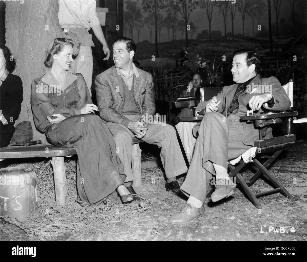 BETTE DAVIS setzte Besucher FRANK CAPRA und WILLIAM WYLER am Set offen während der Dreharbeiten ZUM BRIEF 1940 Regisseur WILLIAM WYLER spielt W. Somerset Maugham Drehbuch Howard Koch Warner Bros. Stockfoto