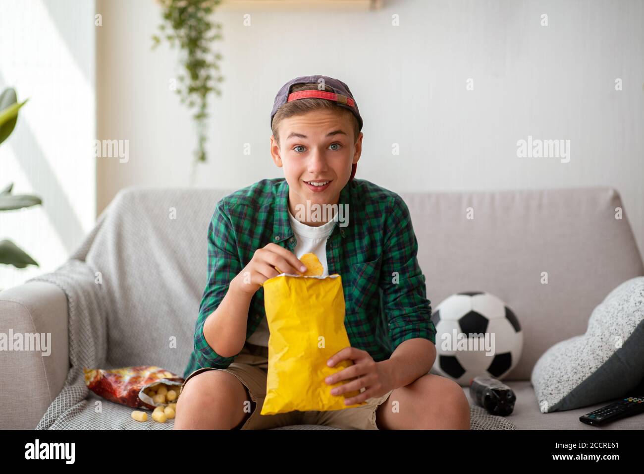 Teen guy Fußball-Fan beobachten Fußballspiel Stockfoto