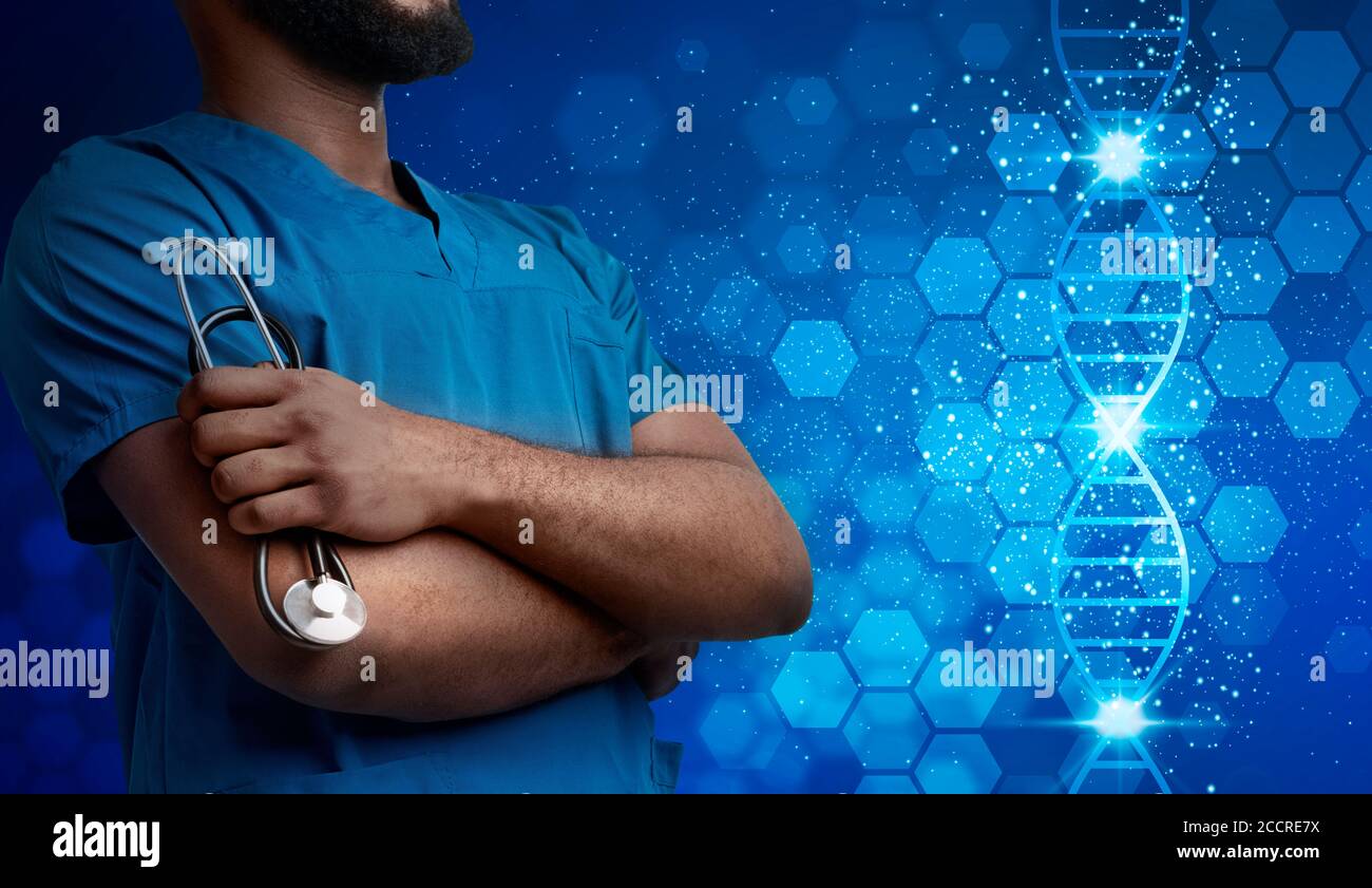Gentechnisches Konzept. Collage mit schwarzem männlichen Arzt und DNA-Helix auf blauem Hintergrund, Kopierraum Stockfoto