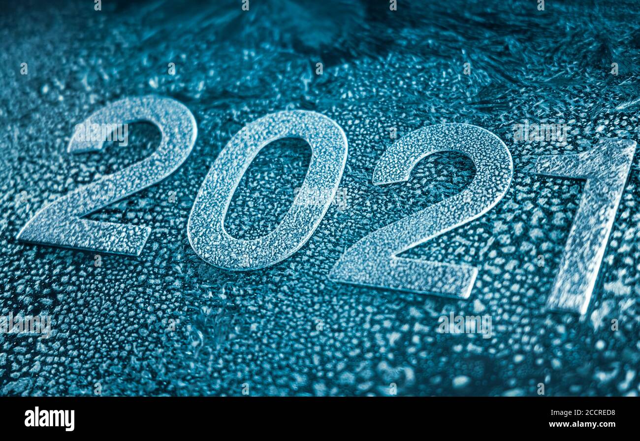 Silvester 2021 Winter Hintergrund - Frostmuster auf dem Glas. Stockfoto