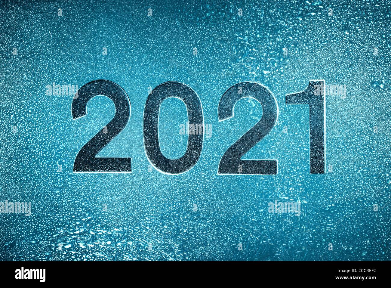 Silvester 2021 Winter Hintergrund - Frostmuster auf dem Glas. Stockfoto