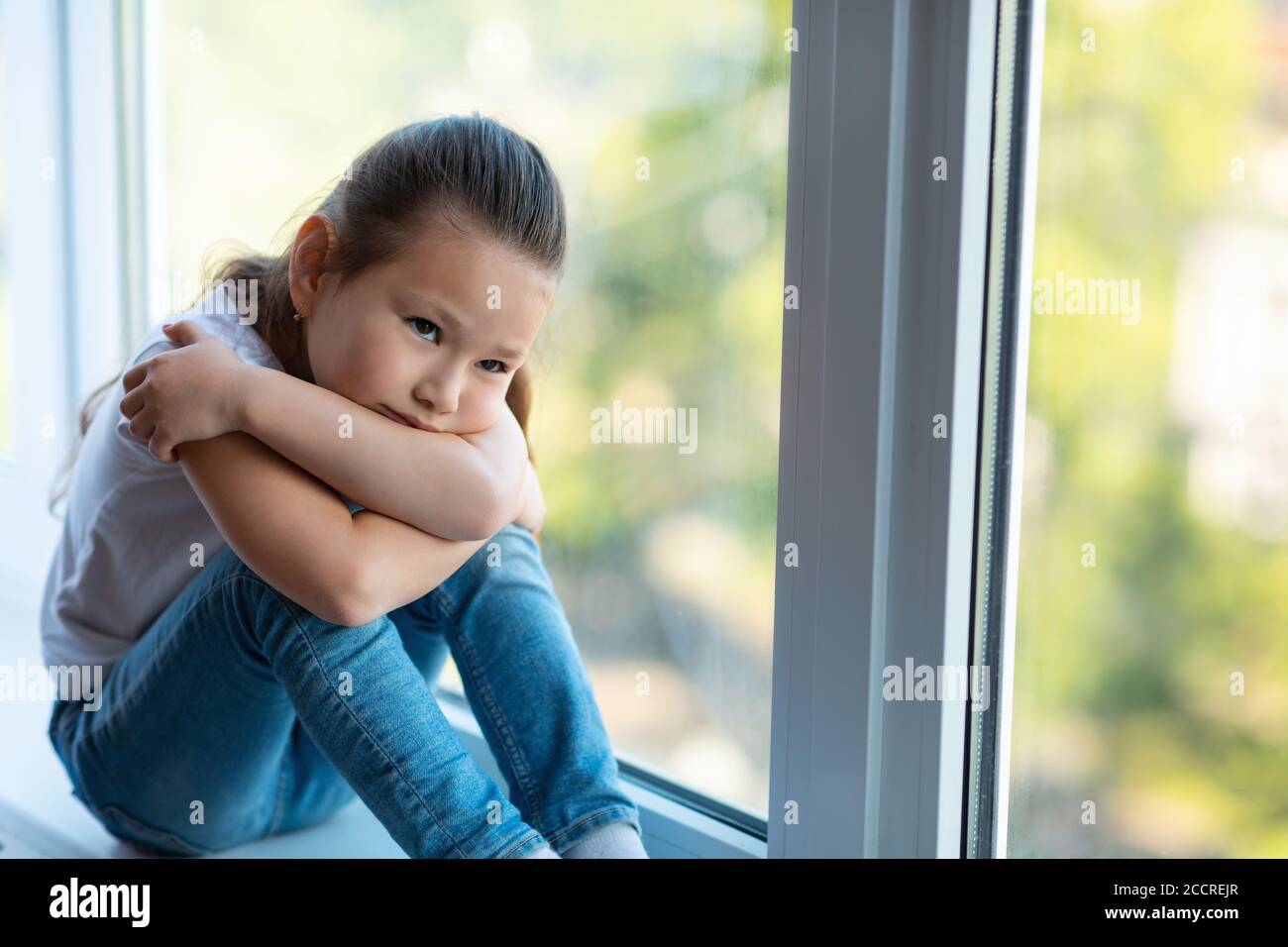 Deprimiert Asiatisch Wenig Mädchen Sitzend Nahe Fenster Bei Haus Stockfoto