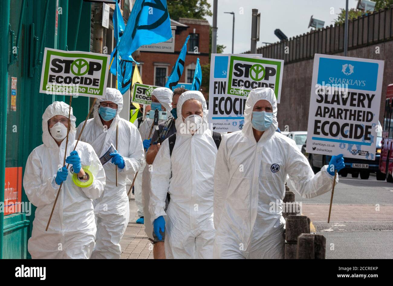London, Großbritannien. August 2020. Extinction Rebellion, gekleidet in saubere Anzüge, Masken und Banner halten Spaziergang in Richtung Barclays Bank in Balham, South London. XR setzt ihre „Harklays“-Kampagne fort und untersucht die Barclays Bank wegen Verbrechen gegen die Menschlichkeit und den Planeten. XR stellt fest, dass Barclays heute der größte europäische Investor in fossile Brennstoffe ist. Quelle: Neil Atkinson/Alamy Live News Stockfoto