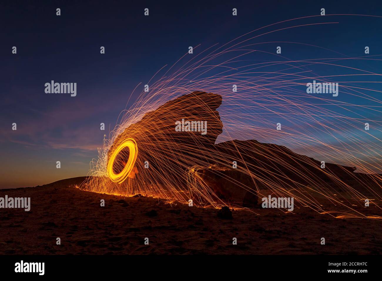 Nachts brennende Stahlwolle (Nachtaufnahmen mit langsamer Verschlusszeit) – selektiv auf das Motiv fokussiert. Stockfoto