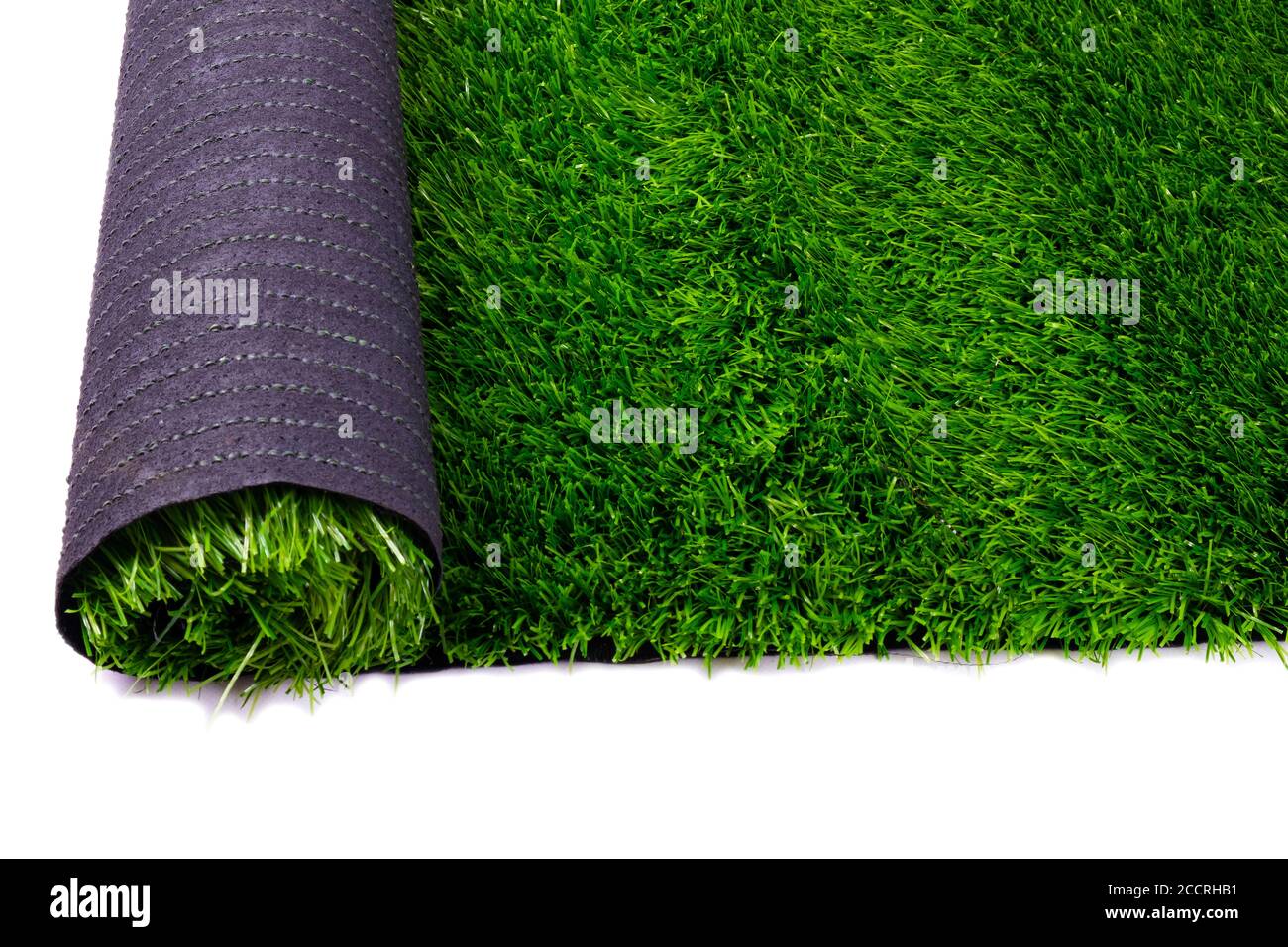 Künstlicher grüner Rasen, Bodenbelag, Kunstrasen Rolle isoliert auf weißem Hintergrund. Stockfoto