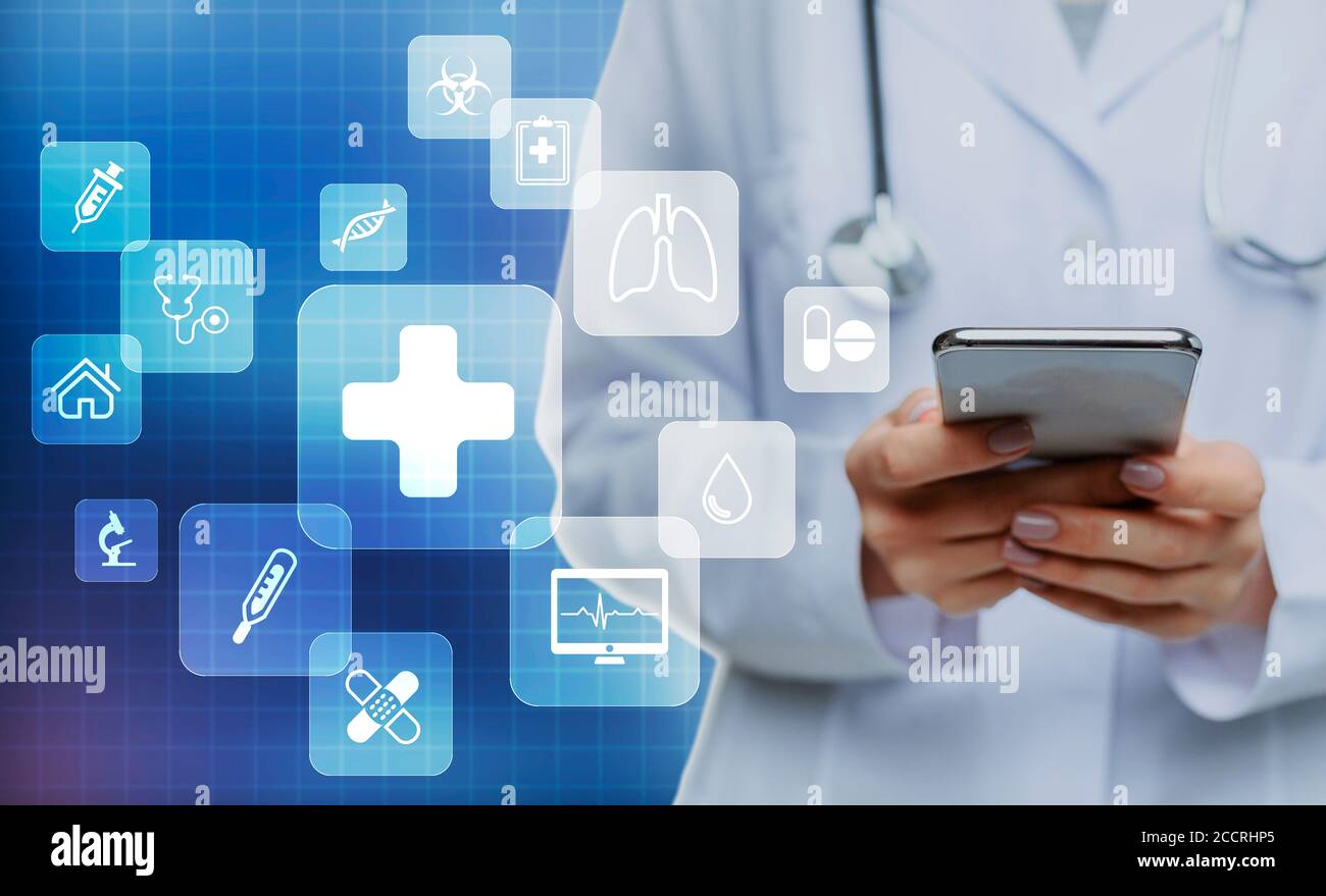 Demale Arzt mit Smartphone auf blauem Hintergrund, Collage mit medizinischen Symbolen auf virtuellem Bildschirm Stockfoto