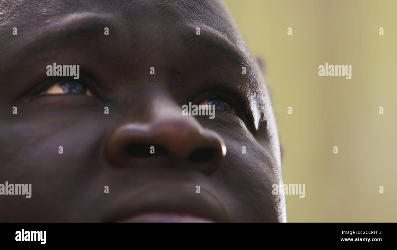 Schwarze Leben sind wichtig. Nahaufnahme eines afrikanischen Mannes, der aufschaut. Hochwertige Fotos Stockfoto
