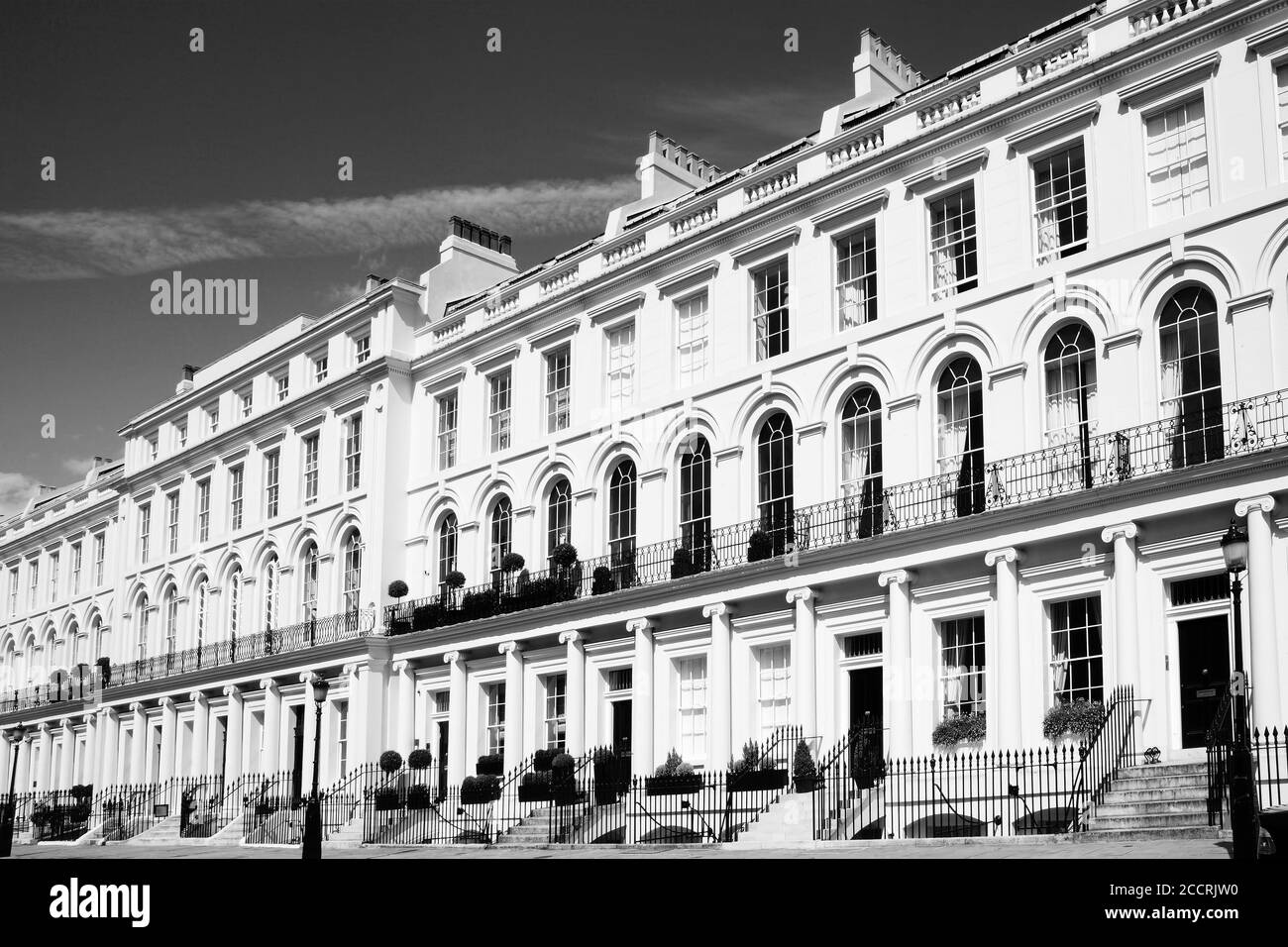 Schwarz-Weiß-Bild von teuren altmodischen Regency Georgian Reihenhäuser Gebäude Architektur in Notting Hill Kensington London England Stockfoto