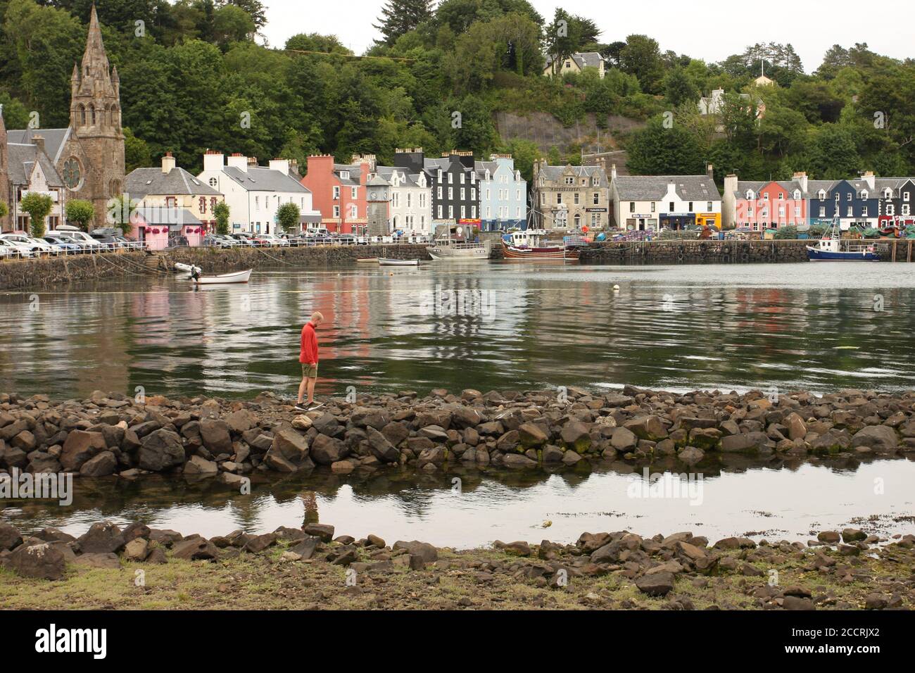 Hafen von Tobermory, Isle of Mull, Schottland, Großbritannien; zeigt farbige Häuser und Kirche Stockfoto