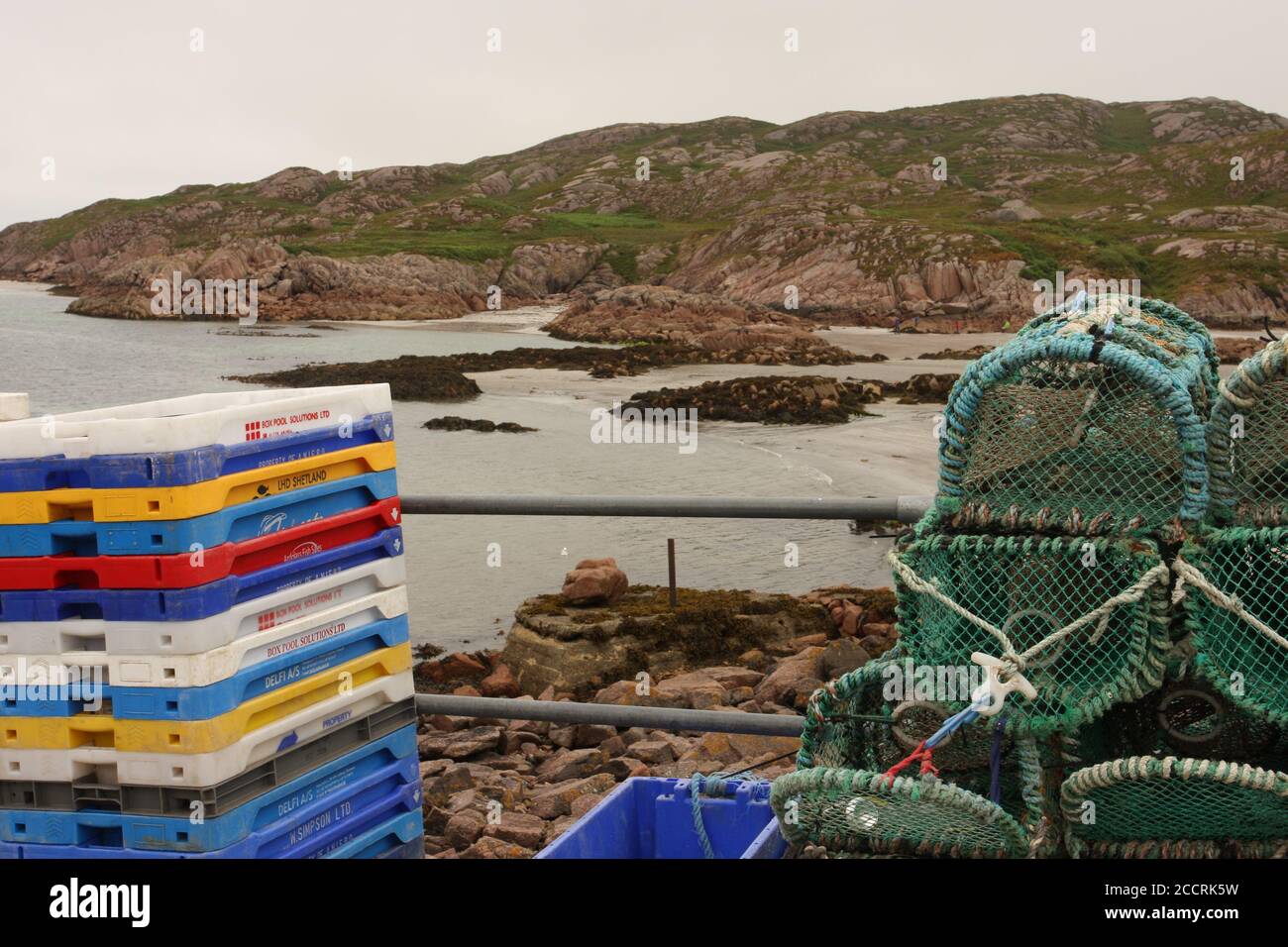 Leere Fischkisten und Hummertöpfe auf dem Slipway in Fionnphort, Isle of Mull, Schottland, Großbritannien Stockfoto