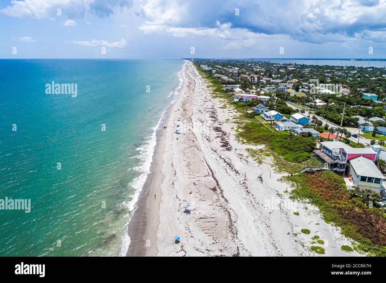 Florida, Melbourne Beach, Wasser im Atlantischen Ozean, öffentliches Sandwasser, Sonnenanbeter surfen, Vogelperspektive oben, Besucher reisen zu Stockfoto