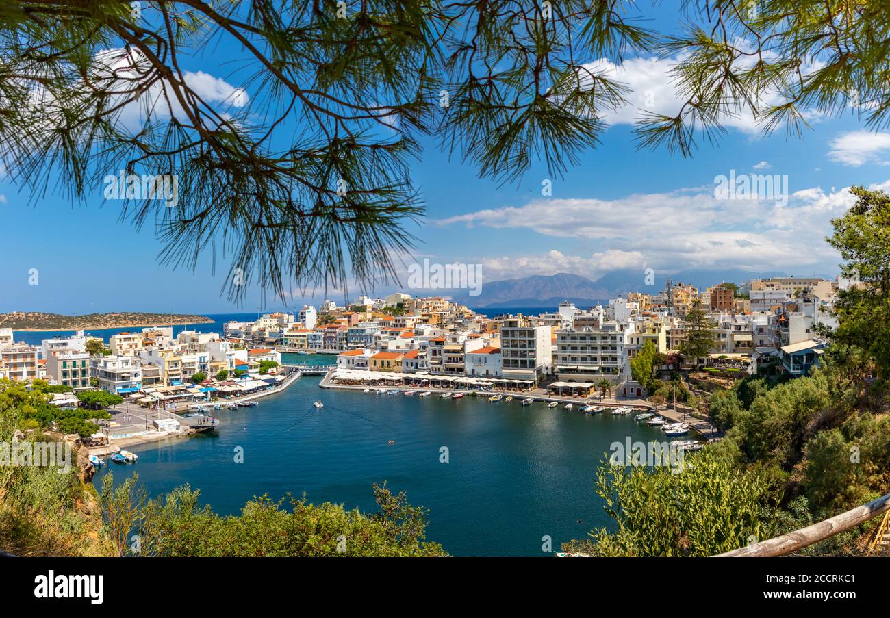 Agios Nikolaos, Griechenland - 9. August 2020 - Blick auf die Bucht von Agios Nikolaos mit dem berühmten Hafen und Gebäuden Stockfoto