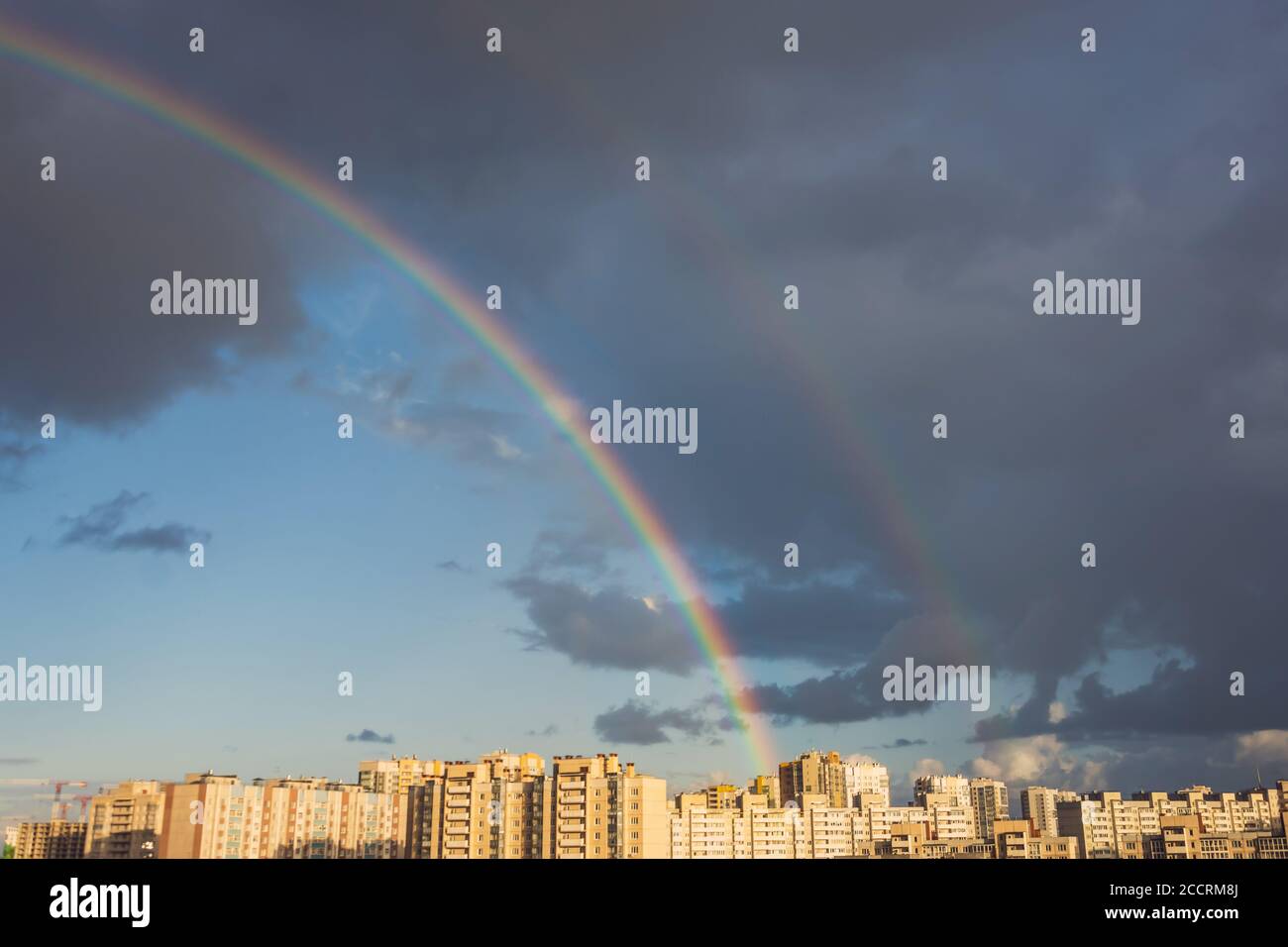 Regenbogen am Himmel nach Regen über einem Wohngebiet Der Stadt Stockfoto