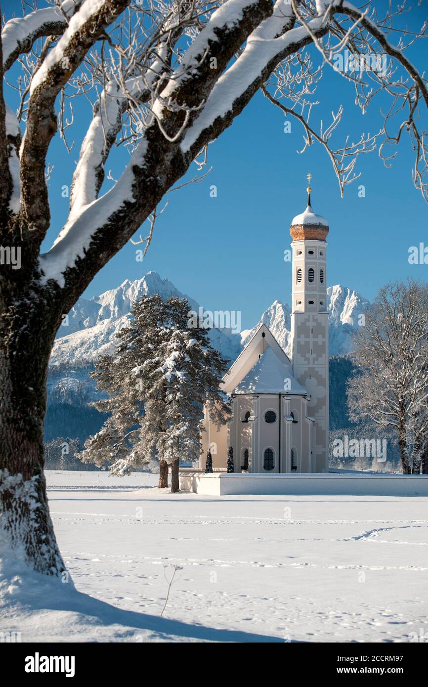 Panorama von Winterlandschaft mit Kirche St. Coloman bei Füssen im Allgäu Stockfoto
