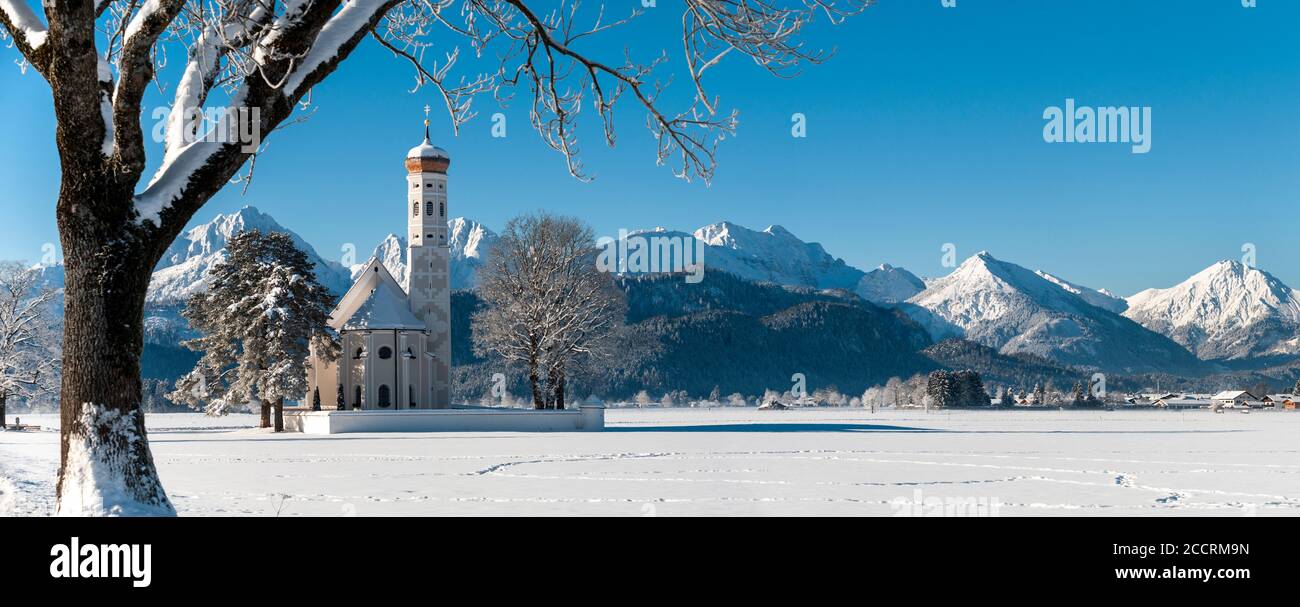 Panorama von Winterlandschaft mit Kirche St. Coloman bei Füssen im Allgäu Stockfoto