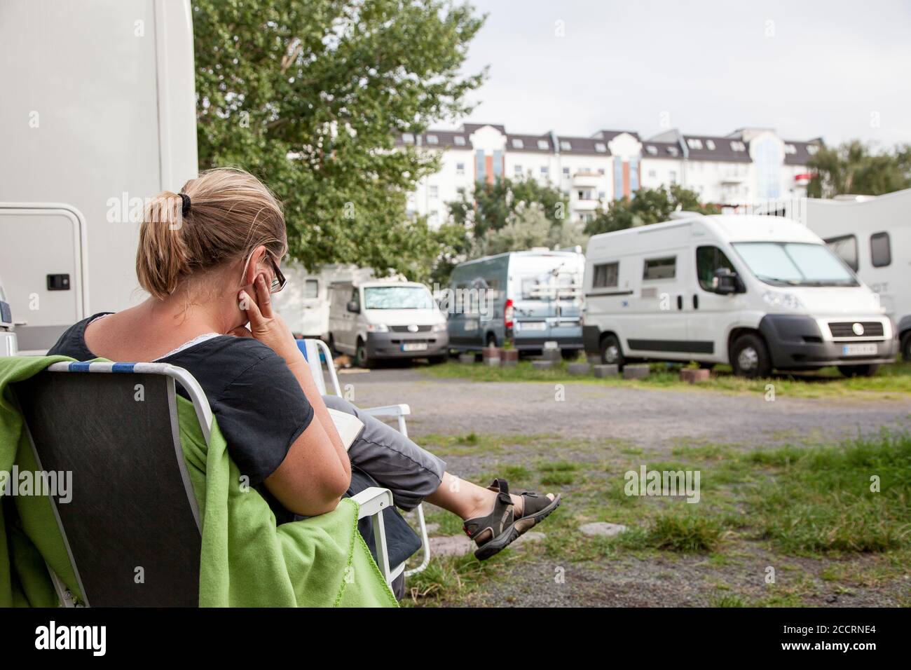 STELLPLATZ MITTE, BERLIN, DEUTSCHLAND- 7. AUGUST 2011: Der Stellplatz Mitte war ein sehr beliebter Parkplatz für Wohnmobile mitten im Zentrum von Berlin. Das Par Stockfoto