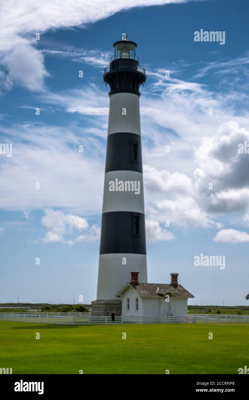 Bodie Island Lighthouse Anfang August mit teilweise bewölktem Himmel Stockfoto