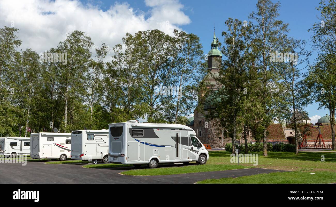 VADSTENA, SCHWEDEN - 26. MAI 2019: Der Parkplatz für Wohnmobile liegt wunderschön in der Nähe des Klosters Vadstena. Stockfoto