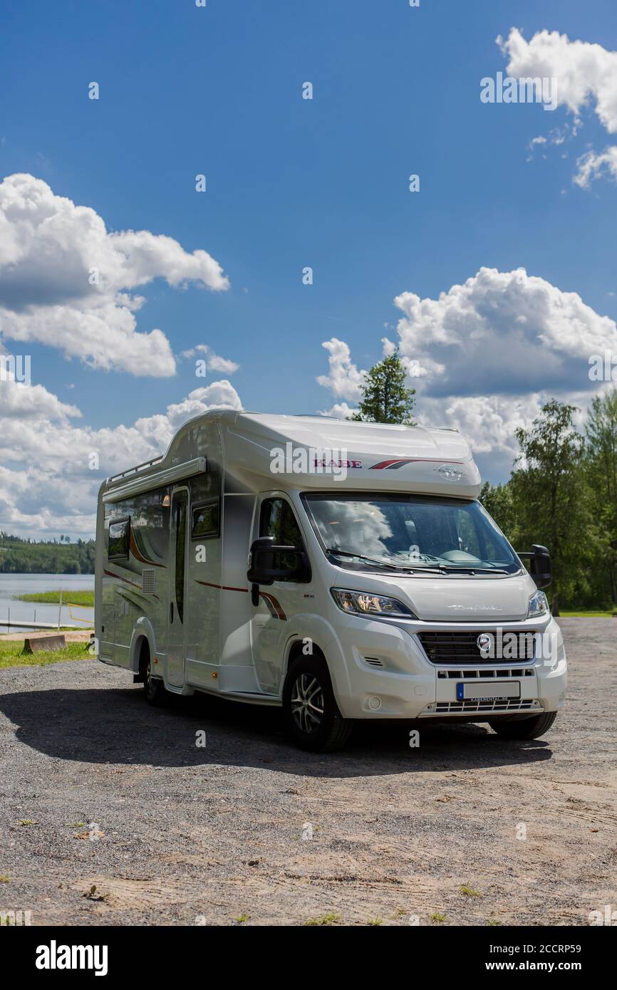 Tenhult SCHWEDEN - 14. JUNI 2019: Das Wohnmobil KABE ist ein beliebter Campingwagen, der in SCHWEDEN produziert wird. Dies ist das Modell von 2020. Stockfoto