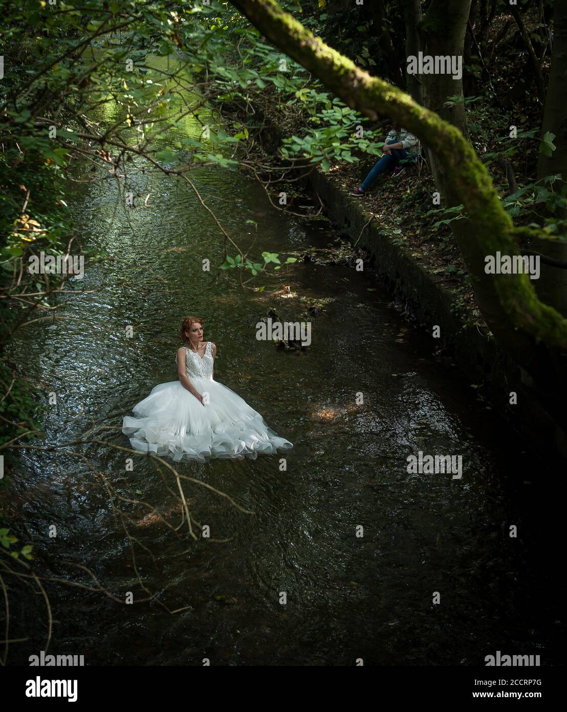 Braut im Hochzeitskleid in Fluss Redhead Stockfoto