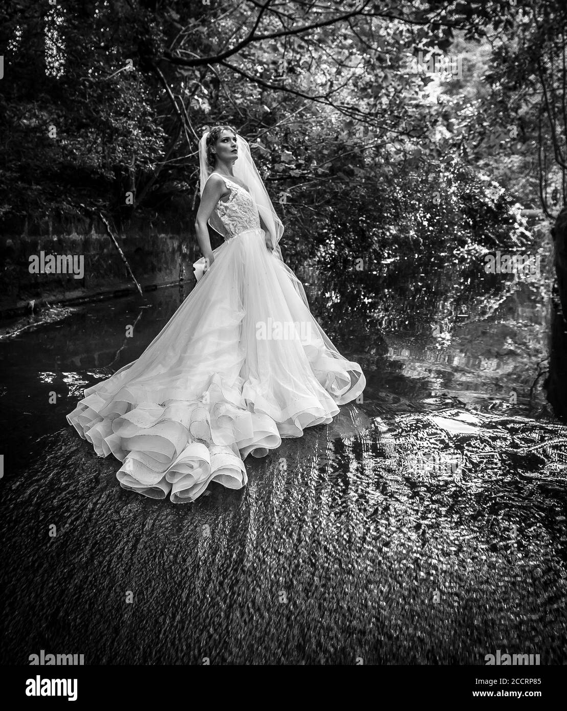Braut im Hochzeitskleid in Fluss Redhead Stockfoto