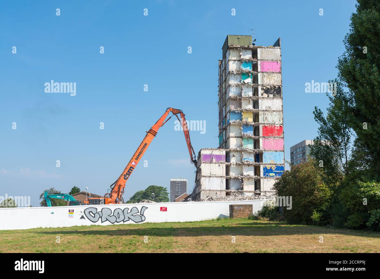 Der Abriss des Heath House Tower Blocks in Druids Heath, Birmingham, wird von DSM Demolition Company durchgeführt Stockfoto